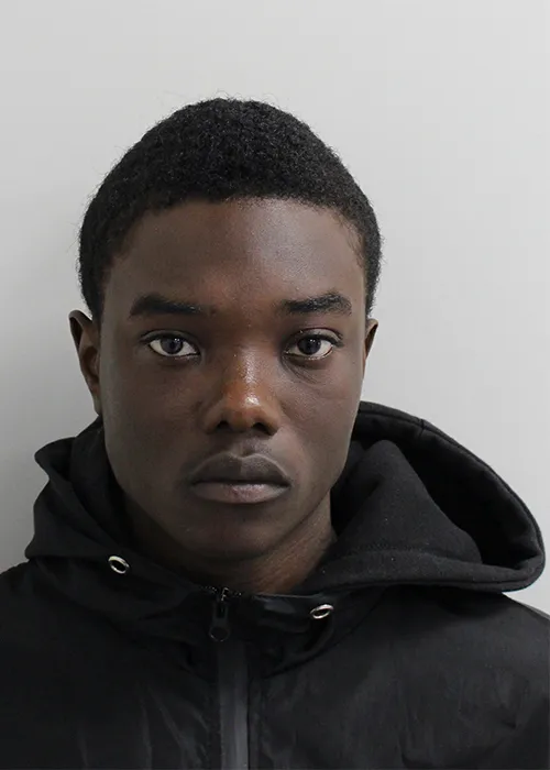 Dúirt an breitheamh go bhfuil sé spreagtha ag fonn ‘airgead agus éadaí dearthóirí (designer clothes) a fháil ó urraitheoirí (sponsors)’.