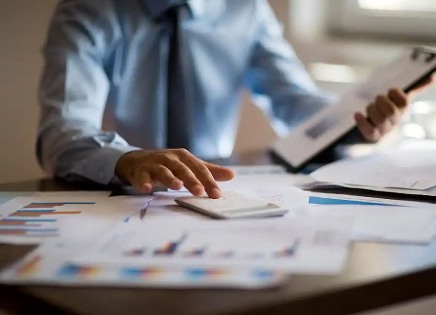 Íoctar go han-mhaith leis na feidhmeannaigh shinsearacha