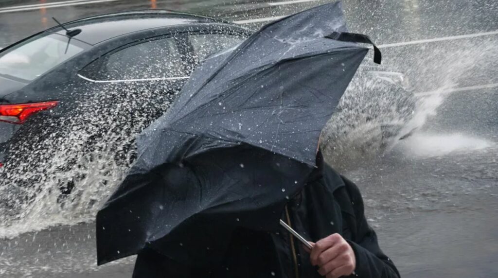 Beidh an Aoine fliuch agus an-ghaofar