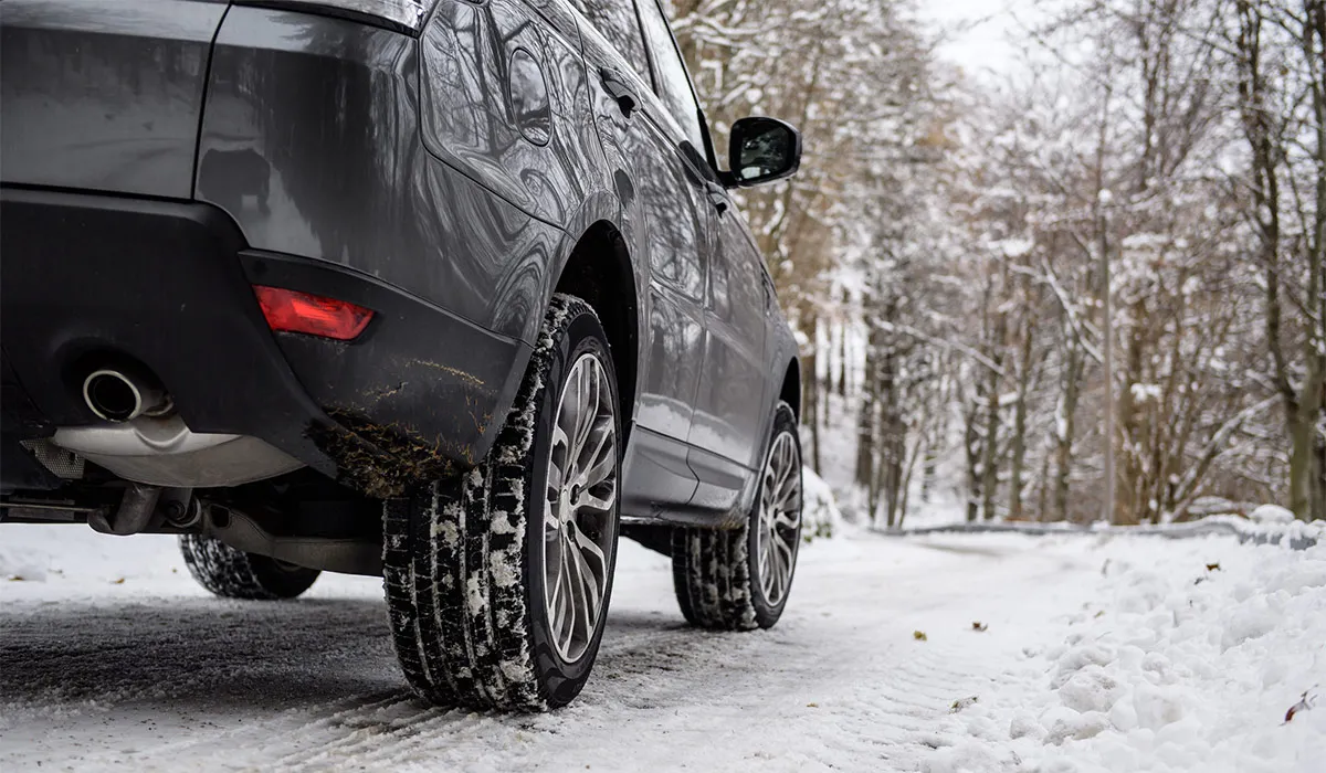 Caithfidh tiománaithe agus coisithe (pedestrians) a bheith an-chúramach ar na bóithre agus ar na cosáin
