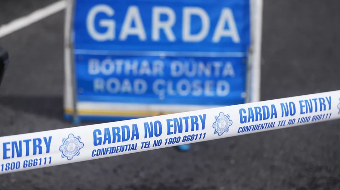 Bhí ar chomhraiceoirí dóiteáin (firefighters) trealamh speisialta gearrtha (special cutting equipment) a úsáid chun na daoine gortaithe i dtimpiste a shaoradh