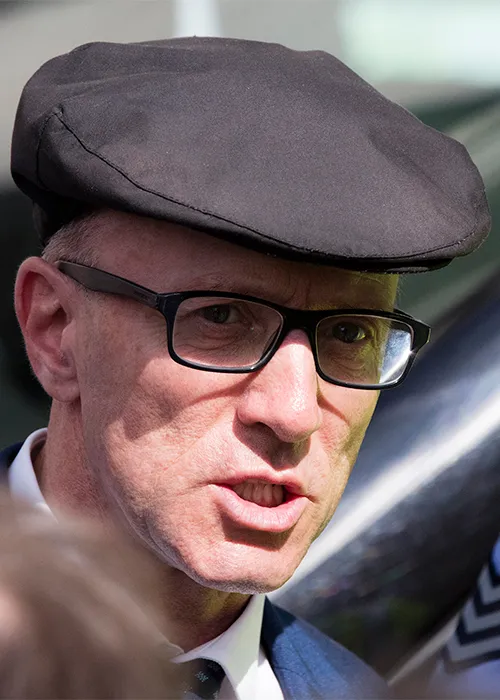Ag pointe amháin, ghlac scannán CCTV duine ‘ag caitheamh buidéal plaisteach i dtreo Michael Healy-Rae, rud a d’imigh ar lár go cúng’.