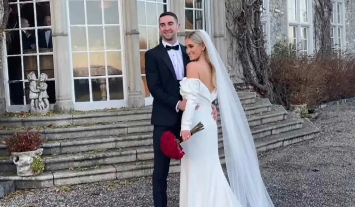 Phós an lánúin i  gCaisleán Bhaile Lotrail (Luttrellstown Castle) i mBaile Átha Cliath