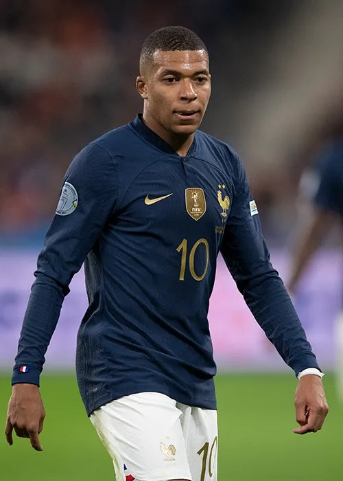 Táthar ag súil go síneoidh sé conradh cúig bliana le Real, a thuillfidh €15 milliún in aghaidh an tséasúir, chomh maith le bónas sínithe de €150 milliún atá le híoc thar cúig bliana, arb ionann é agus €225 milliún.