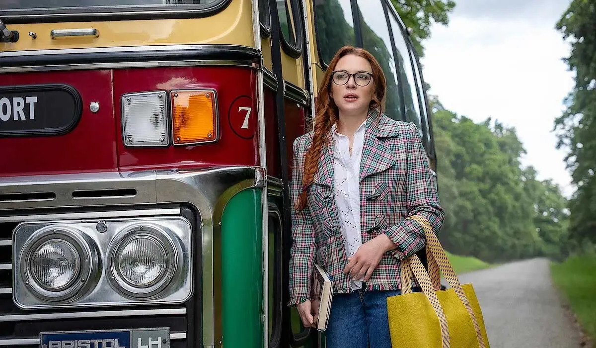 Sa scannán, tá Lohan mar eagarthóir leabhar ciúin