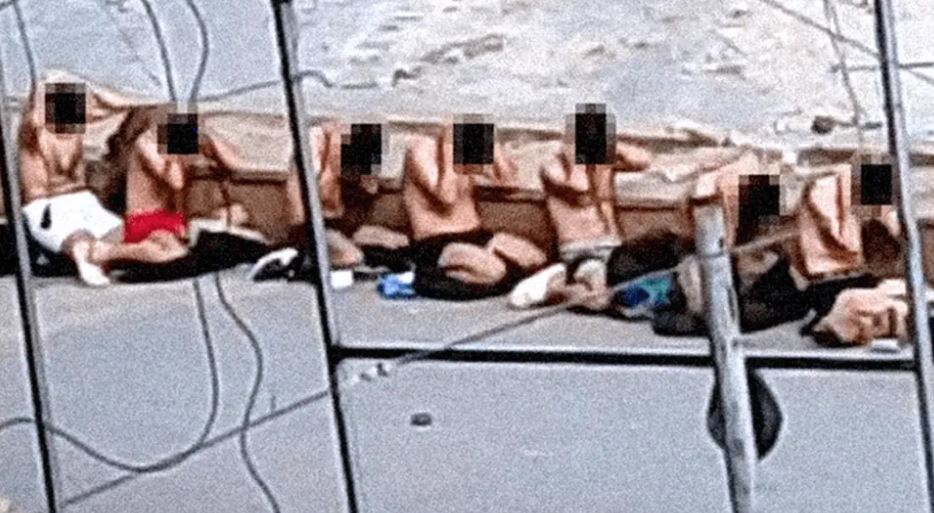 Léirigh an BBC píosaí scannáin den fhoireann leighis atá á gcoinneáil ag ospidéal Nasser i nGaza