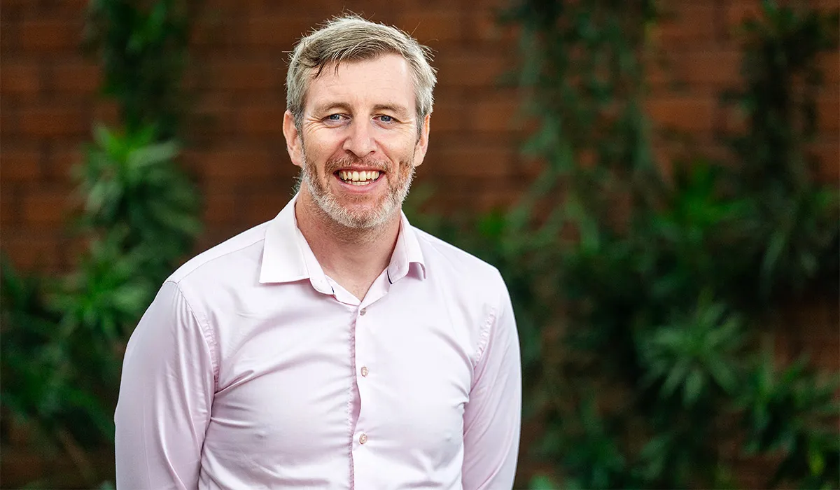 ‘Roimhe seo, bhí amanna crua sa Mhaláiv ach ar a laghad bhí a fhios againn cathain a thosódh an bháisteach,’ a dúirt an tUasal Kelly.