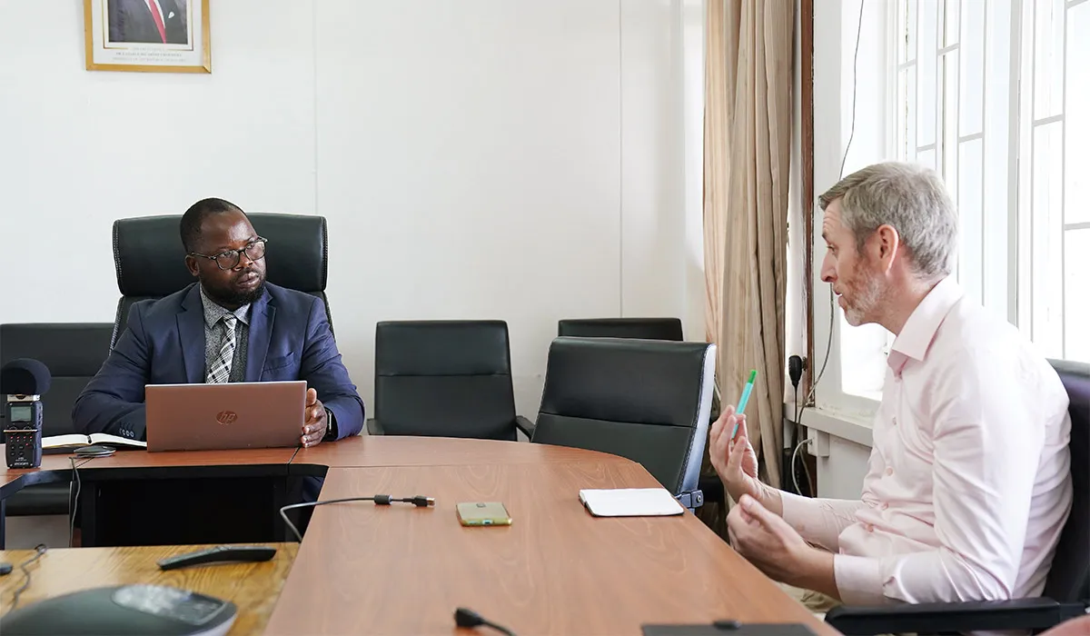 Conor Kelly le Peter Chimangeni ó Roinn Gnóthaí Bainistíochta Tubaiste rialtas na Maláive. Pic: Brian Lawless/PA Wire