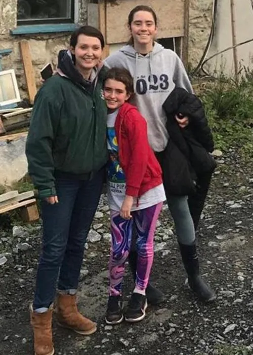 Athair ag teacht abhaile tar éis bás Una Bowden agus a hiníonacha Ciara, 14, agus Saoirse, 9