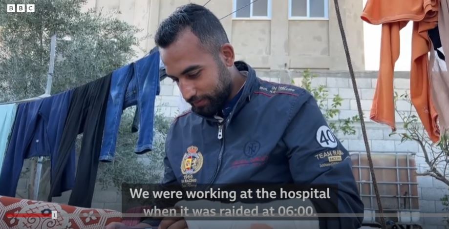 Dúirt Dr Ahmed Abu Sabhago raibh madraí ‘muzzled ‘curtha air agus a lámh briste ag saighdiúir Iosraelach