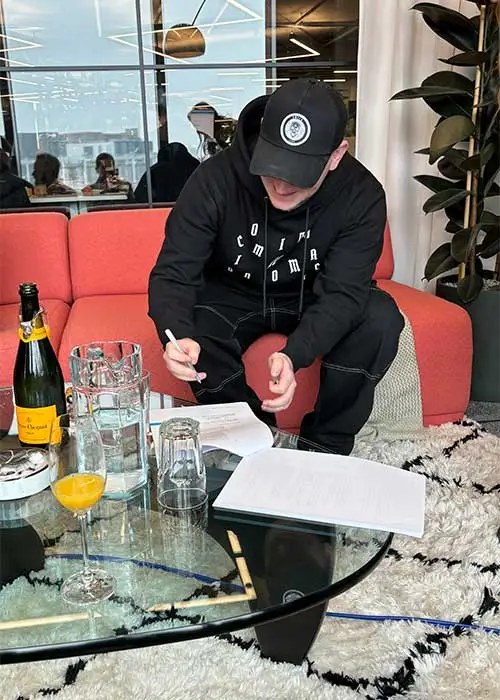 Shínigh an t-amhránaí is cumadóir Bradley go hoifigiúil le EMI Records