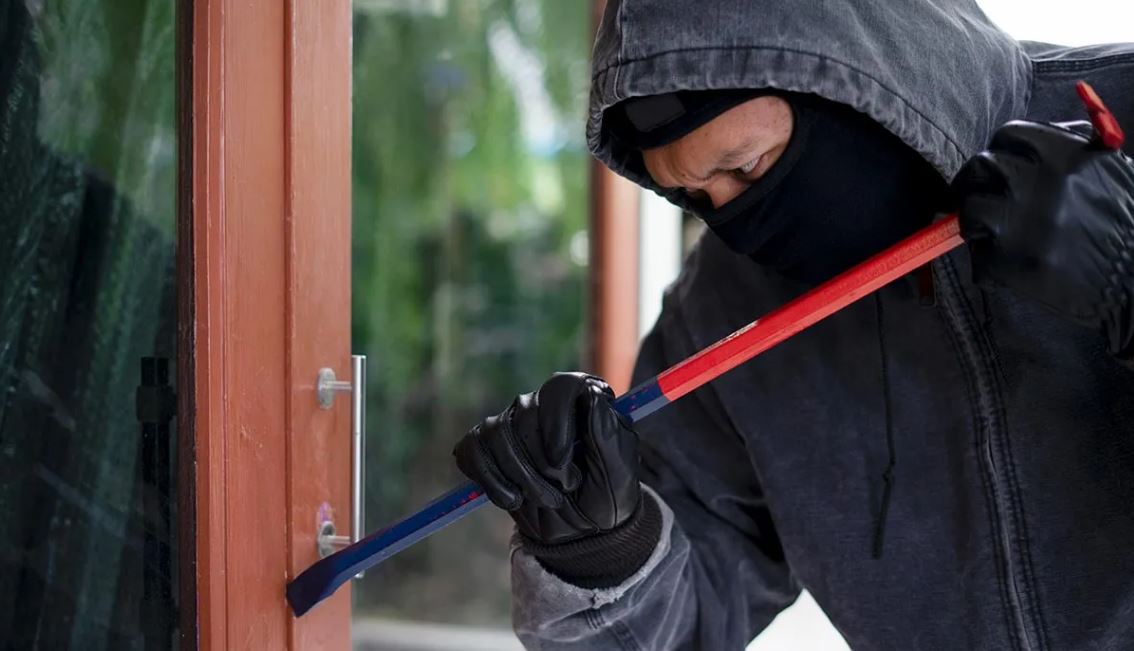 Bhí breis agus 74,000 teagmhas gadaíochta i 2023, agus tharla beagnach leath de na coireanna seo i siopaí