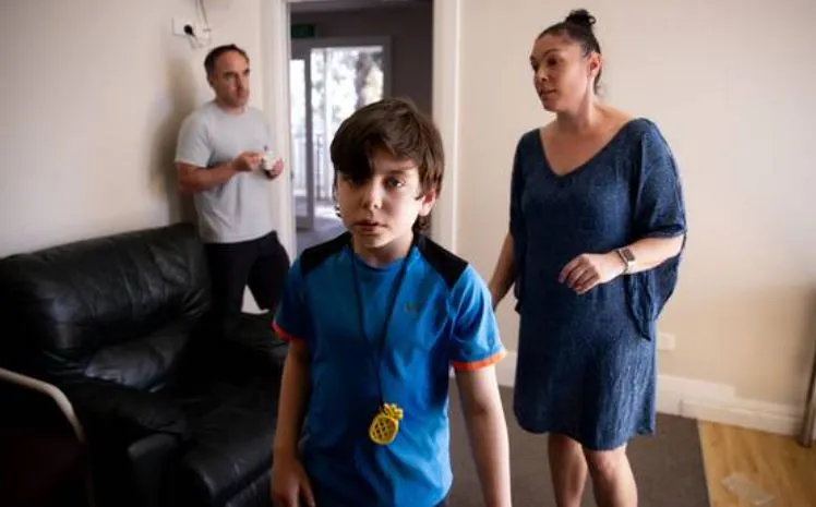 Tá pearsantacht athraithe, cuireann fuaimeanna áirithe scanrúil air agus titeann sé ar an urlár