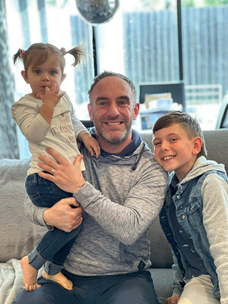 Ba ghasúr cainteach (chatty) é Tadhg a raibh dúil mhór aige ag imirt rugbaí, ag canadh i gcór agus bhí a chainéal YouTube féin aige fiú