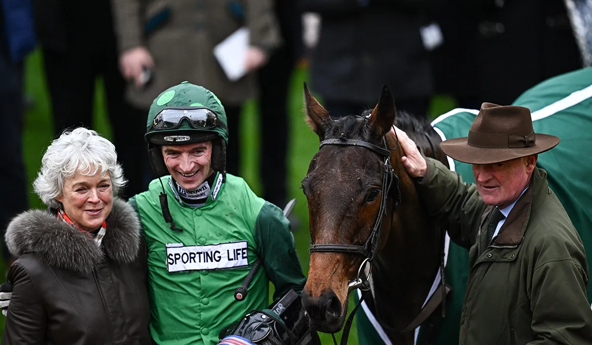 Jackie Mullins, Patrick Mullins, Jasmin De Vaux agus Willie Mullins ag Cheltenham