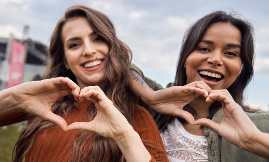 Lá Idirnáisiúnta na mBan: Mná ag tabhairt an chomhartha le cuimsiú (inclusion)