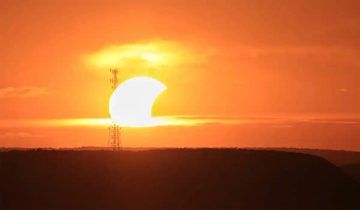 Ar an Luan táthar ag súil go mbeidh an éiclips páirteach le feiceáil díreach roimh 8pm agus luí na gréine.