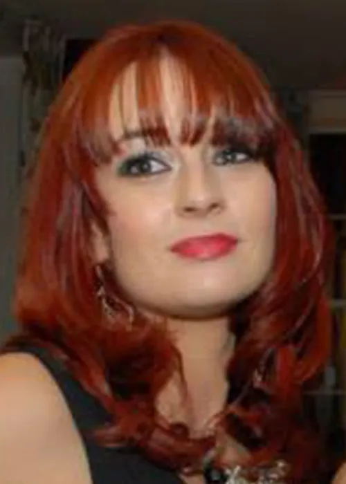 Bhog Sarah, a bhí 41 bliain d’aois, go Cathair Nua-Eabhrac timpeall deich mbliana ó shin 