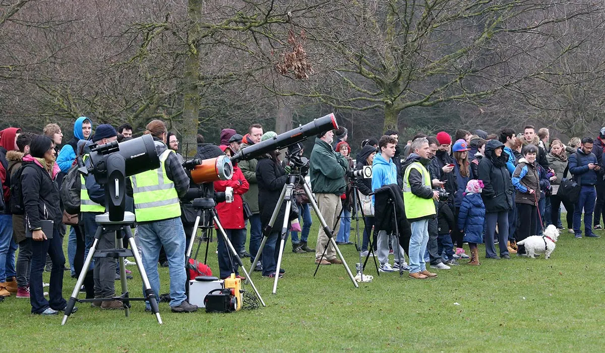 ‘Tá a fhios againn go fírinneach go dtarlóidh an t-éiclips – is scéal eile é an mbeidh scamall thar do cheann.’