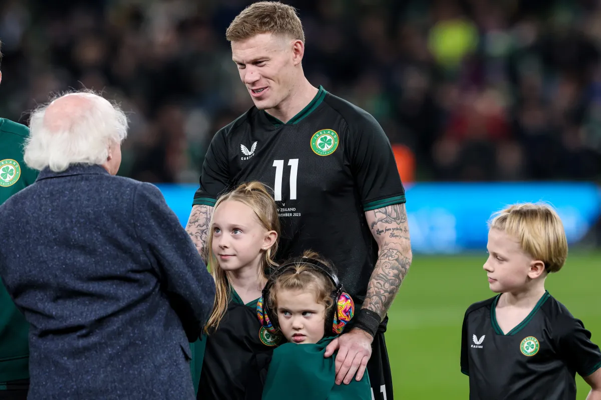James McClean ag bualadh leis an Uachtarán Micheál D Ó hUigínn lena pháistí Allie Mae, Willow Ivy agus James Junior Pic: INPHO/Morgan Treacy