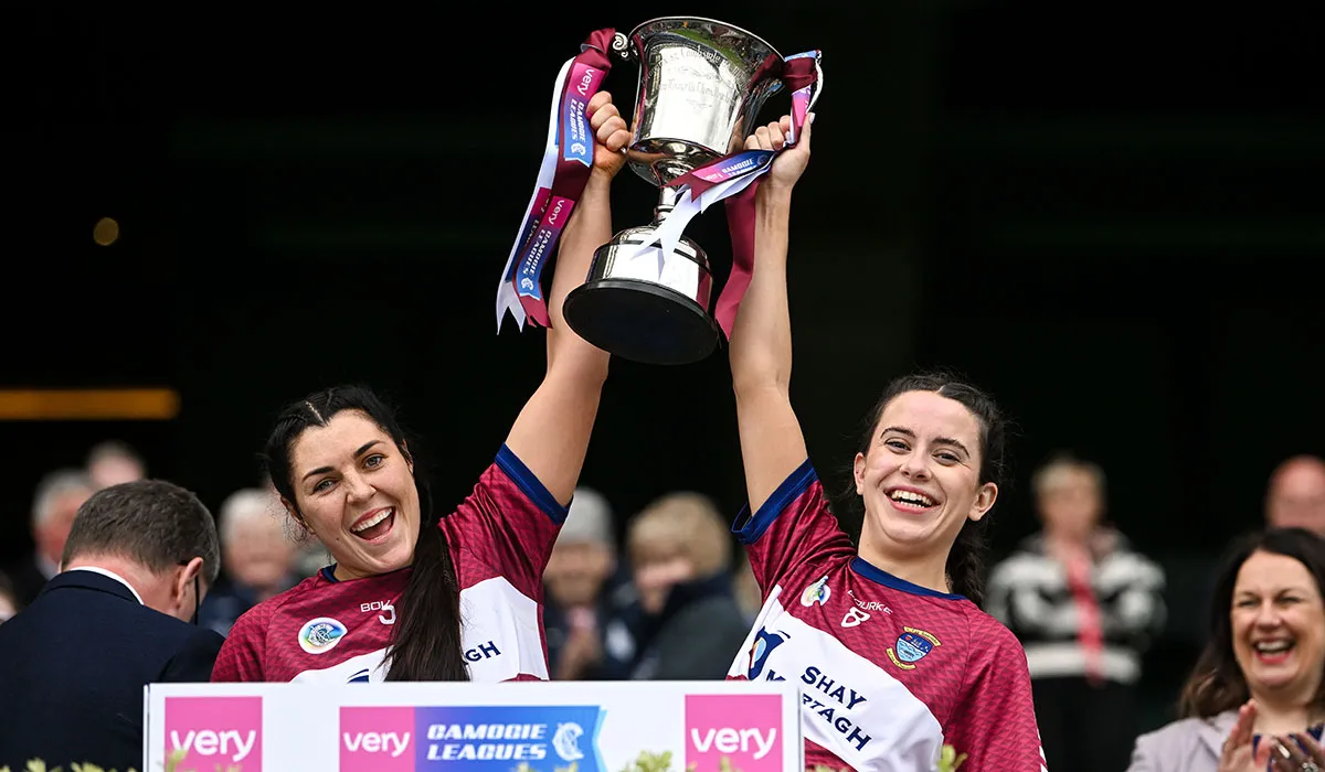 Comhchaipteáin na hIarmhí Julie McLoughlin, ar chlé, agus Aoife O’Malley ag tógáil an corn Pic: David Fitzgerald/Sportsfile