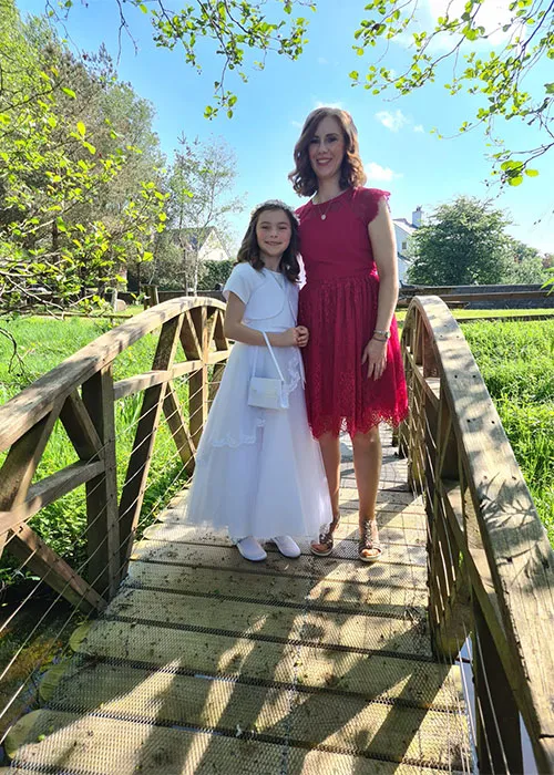 Bhí Aisling Moore agus a hiníon Abbigael Moore-Tournié i dtimpiste bhóthair  