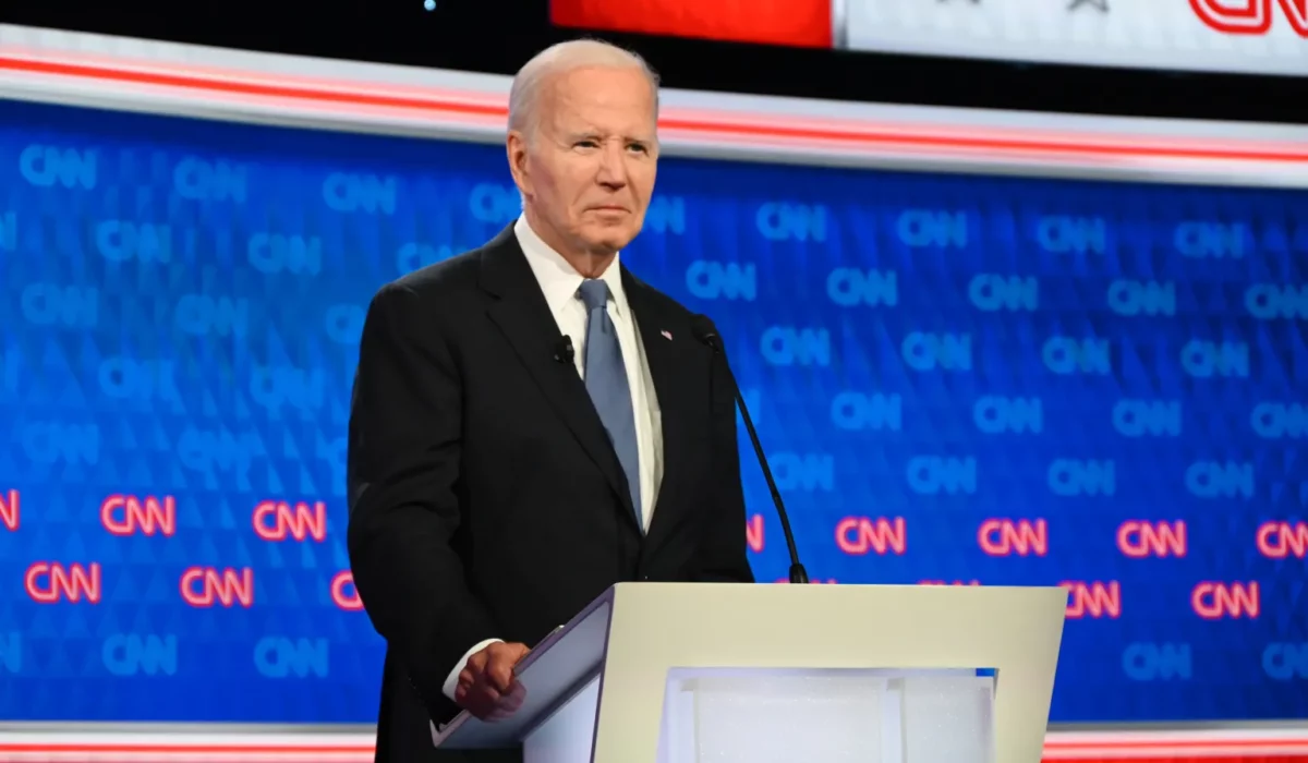 Joe Biden le linn na díospóireachta teilifíse le Donald Trump