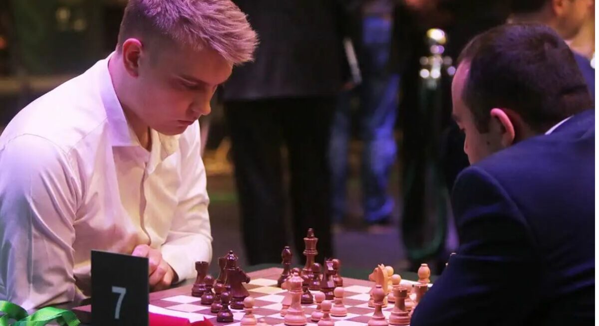 Cluiche fichille le spreagadh ó mhúinteor