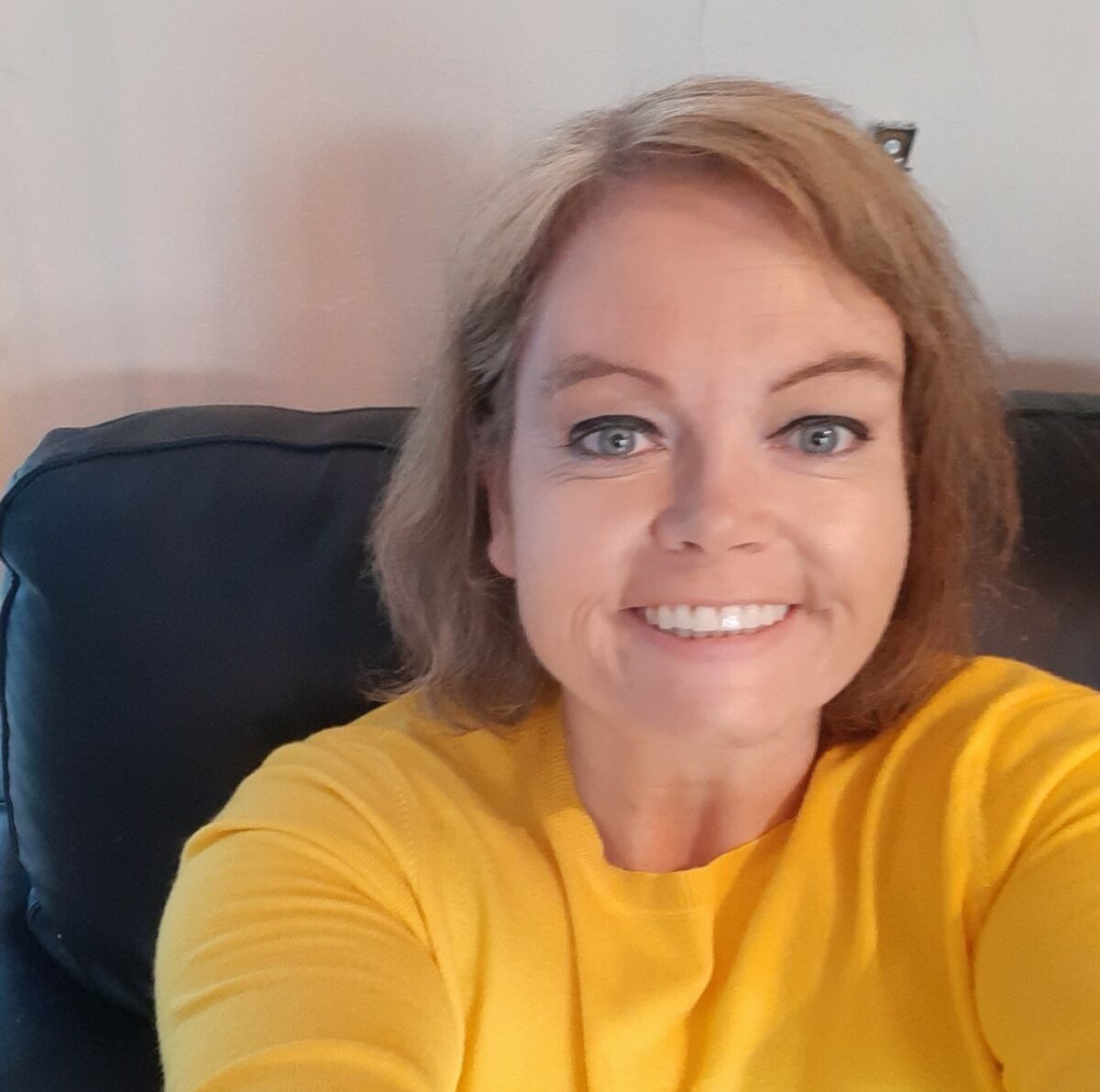 Ag an bpointe amháin, ba bheag nár thacht (choke) Alison Martin an scríbhneoir Irvine Welsh (mar thimpiste) le gléas taifeadta, agus é ag seoladh leabhair in Eason’s