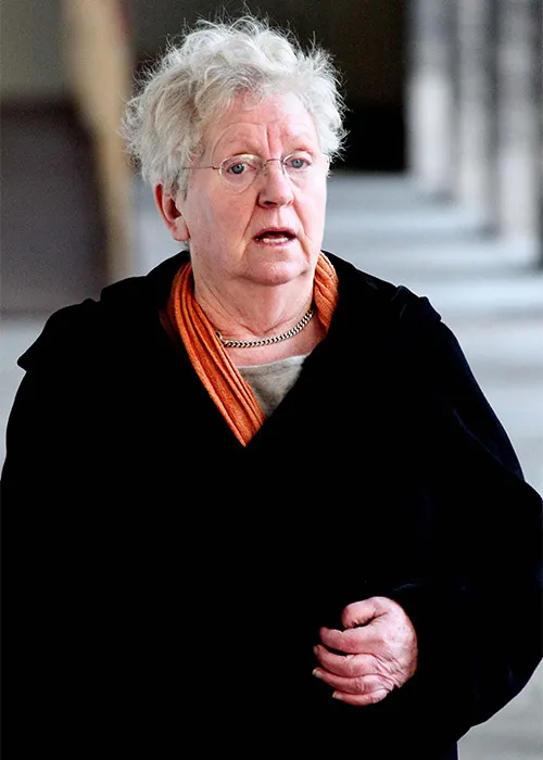 Rugadh Nell i gceantar Bodgside i gCo. Dhoire sa bhliain 1944