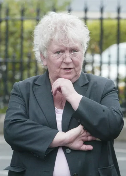 Ar an dea-uair áfach, ní fhéadfadh Nell a bheith níos deise chuig an déagóir ar an bhfón, cé go raibh sí breoite ag an am