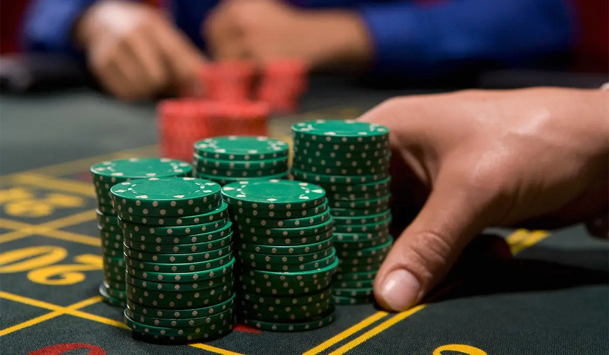 Léiríonn sonraí ó Gamblingcare.ie go nochtann go leor daoine fadhb cearrbhachais don fhoireann ag a n-institiúid airgeadais in ionad a dteaghlach nó a gcairde ar dtús