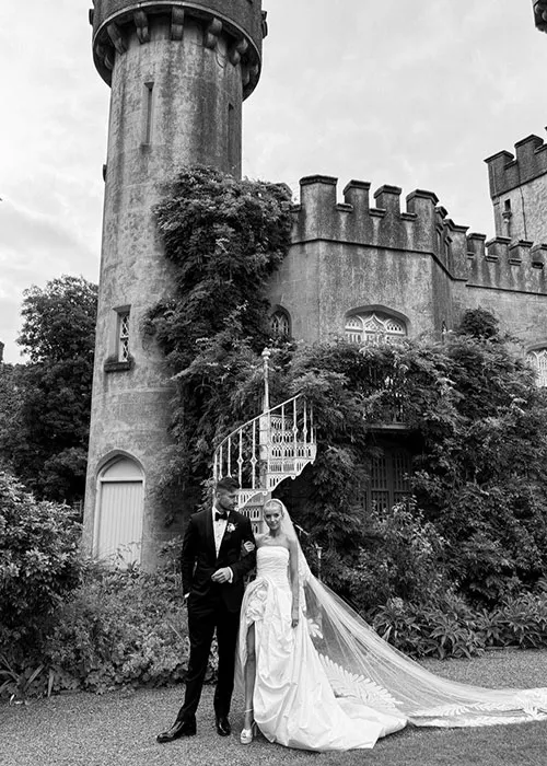 Bhí fáiltiú na bpósta acu ag Caisleán stairiúil Bhaile Lotrail