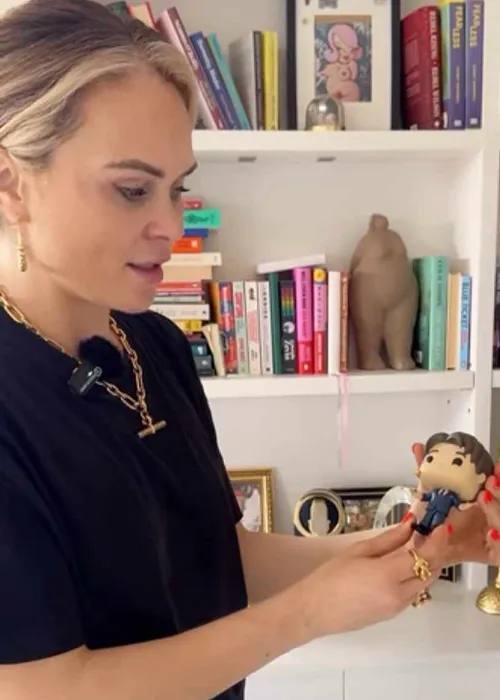 ‘Bhuail mé le Michael, agus tá sé seo fíor ó thaobh tomhas (size) de,’ a dúirt sí. ‘Tá a cheann chomh mór sin ar a chorp.’