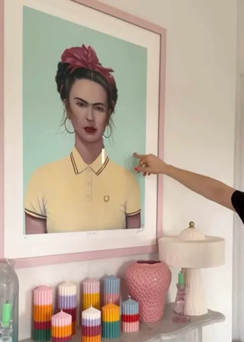 Tá roinnt coinnle ildathach ar an matal (mantelpiece)