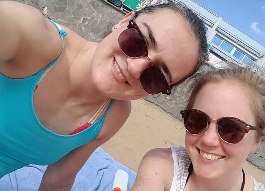 Tagann Kellie as Portland Row, i lár na cathrach, agus tagann Mandy as Carraig an tSionnaigh (Foxrock), i nDeisceart Bhaile Átha Cliath