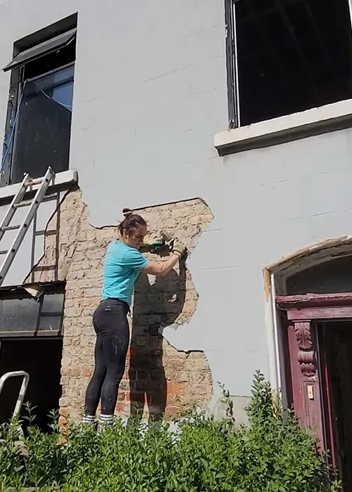 Kellie ag obair ar an teach