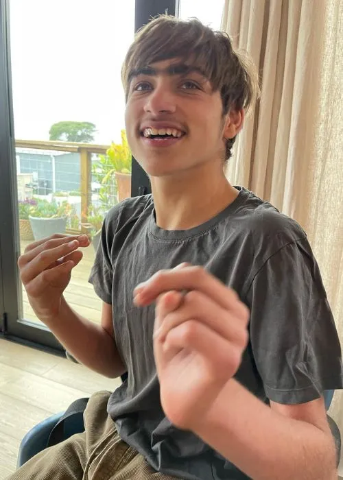 James atá 21 bliain d'aois anois