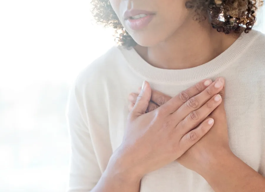 Bíonn go leor airíonna (symptoms) meabhracha agus fisiceacha ag daoine a bhfuil taom scaoll orthu