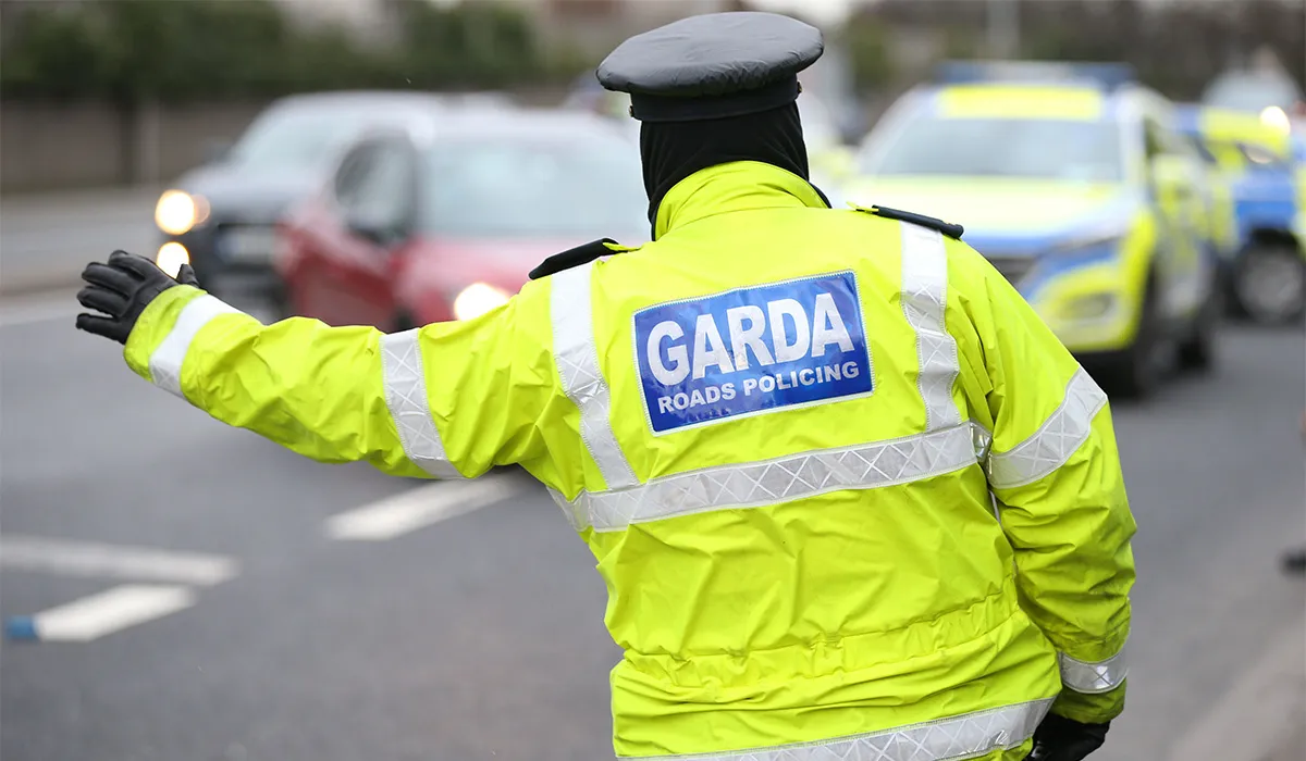 Thug an garda faoi deara boladh láidir den druga cannabais ón gcarr
