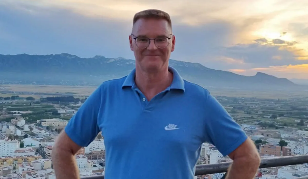 Tá John Fahy ina chónaí i mbaile cois farraige ar a dtugtar Cullera