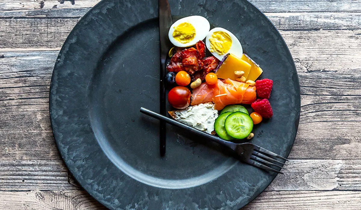 Is gnách go mbíonn an tréimhse troscadh thart ar 12 uair an chloig nó níos mó. Ach caitear cuid den am sin ag codladh thar oíche