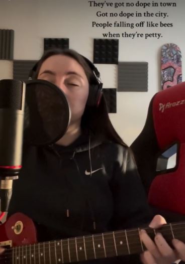 Tá cur síos déanta ag Andúil ar a stíl gutha agus ceoil féin mar ‘polished teen angst’ measctha le liricí níos dorcha, spreagtha ag Bob Dylan, a roinneann sí breithlá leis