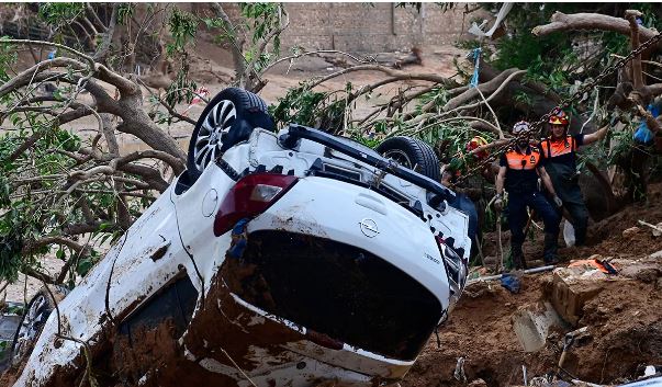 Dúirt go leor den lucht agóide gur cheart do Pedro Sánchez, Príomh-Aire na Spáinne, agus Carlos Mazón, ceannaire réigiúnach Valencia, éirí as.