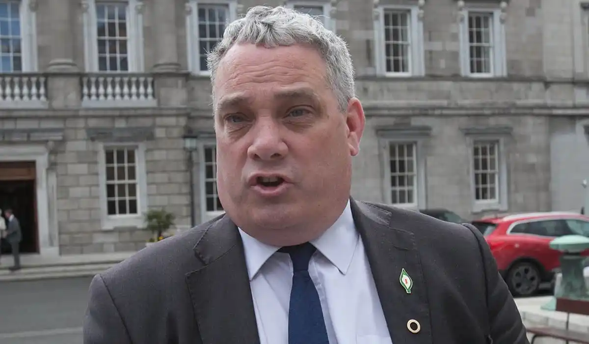 Níl Aengus Ó Snodaigh sa Rialtas ach tá Gaeilge aige