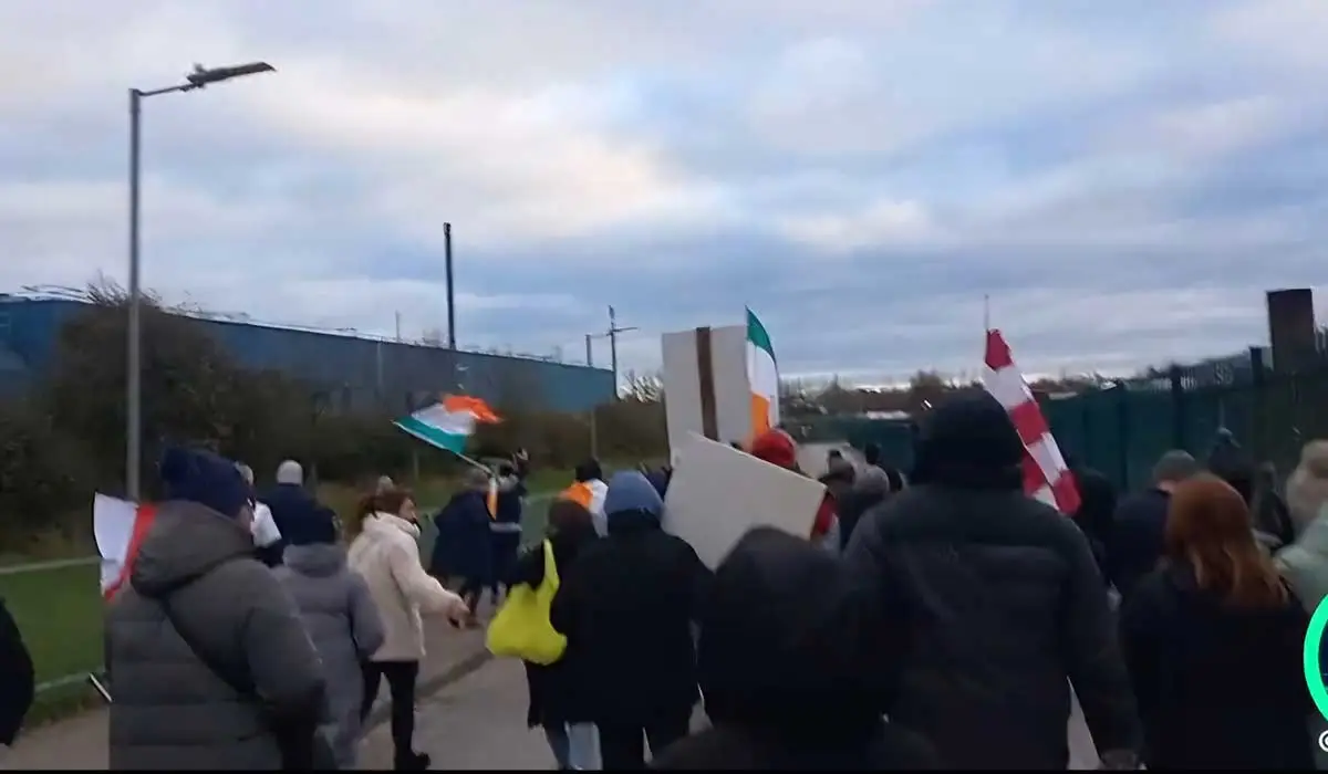 Gortaíodh ball d'fhoireann slándála an tsuímh freisin agus rinneadh damáiste do bhloic leictreacha ag an gcampa