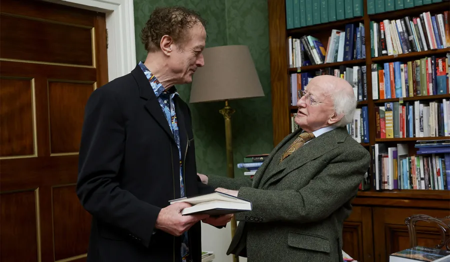 Niall Stokes leis an Uachtarán Micheál D Ó hUigínn