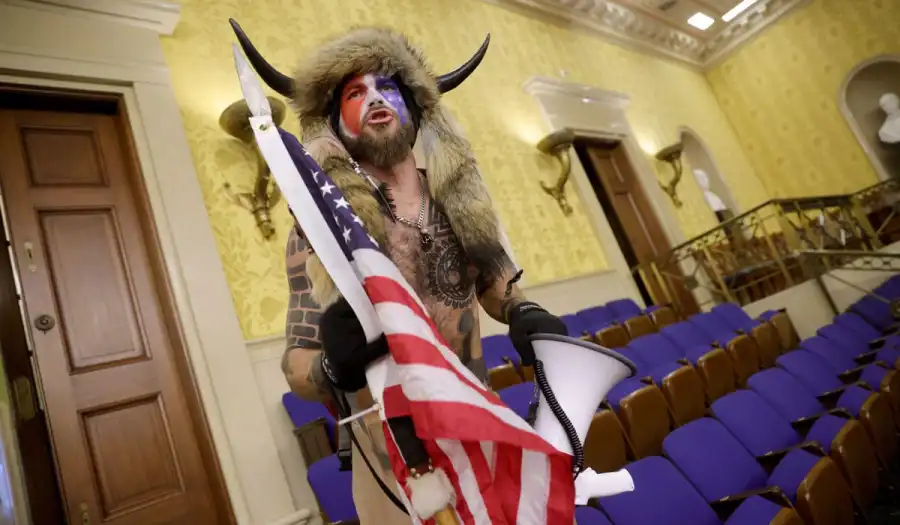 Dúirt Trump go dtabharfaidh sé pardún dá lucht tacaíochta a bhí páirteach san ionsaí i Washington go luath i 2021.