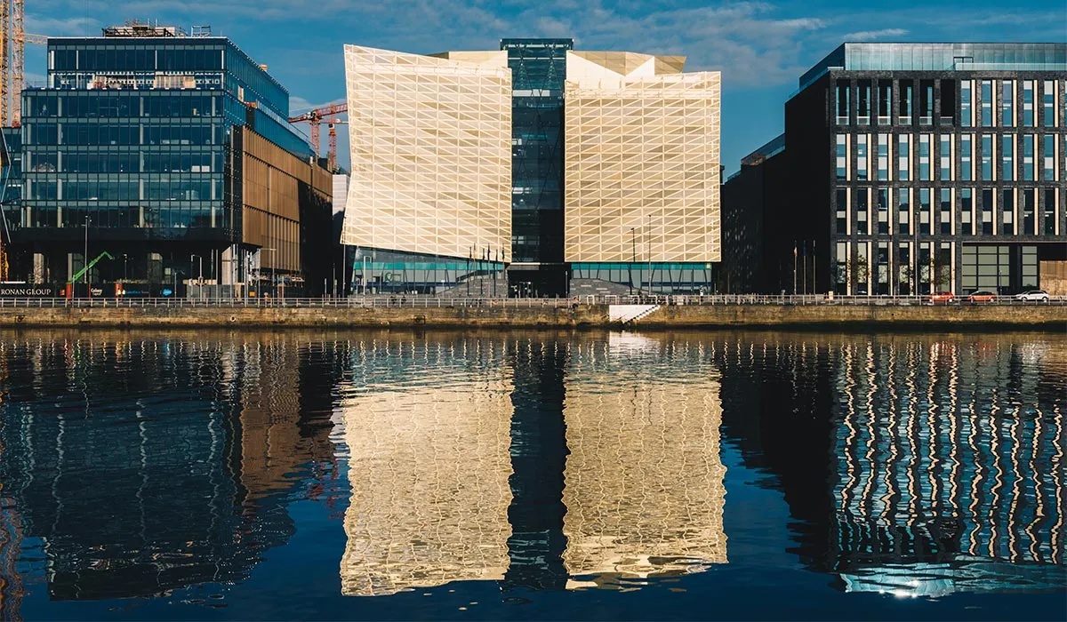 Reáchtáladh agóid taobh amuigh de Bhanc Ceannais na hÉireann i mBaile Átha Cliath faoina ról maidir le díol bannaí (bonds) Iosrael 