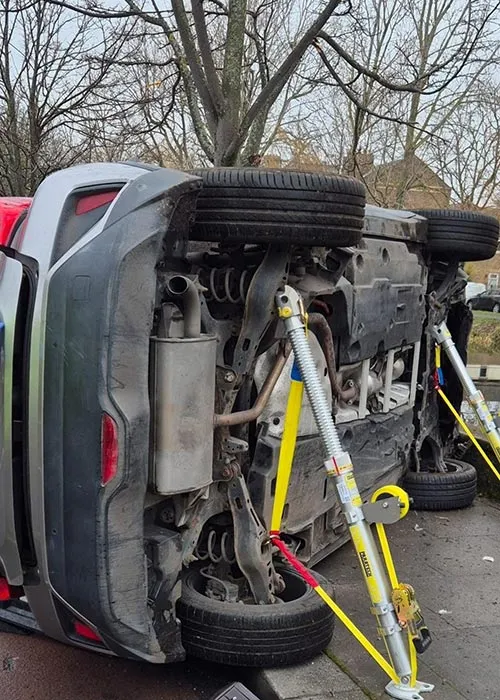 An SUV tar éis timpiste